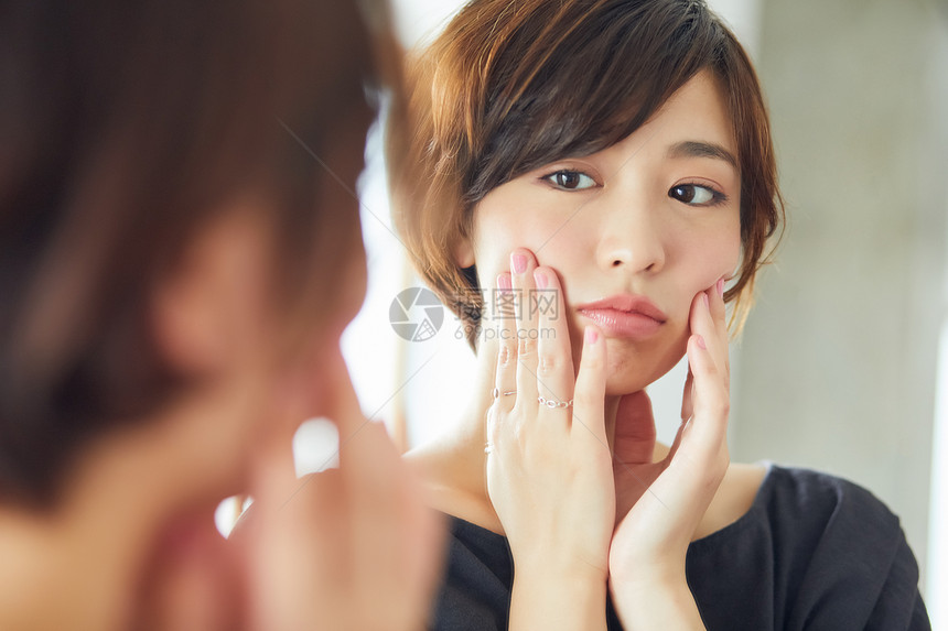 室内青春短发的年轻女人图片