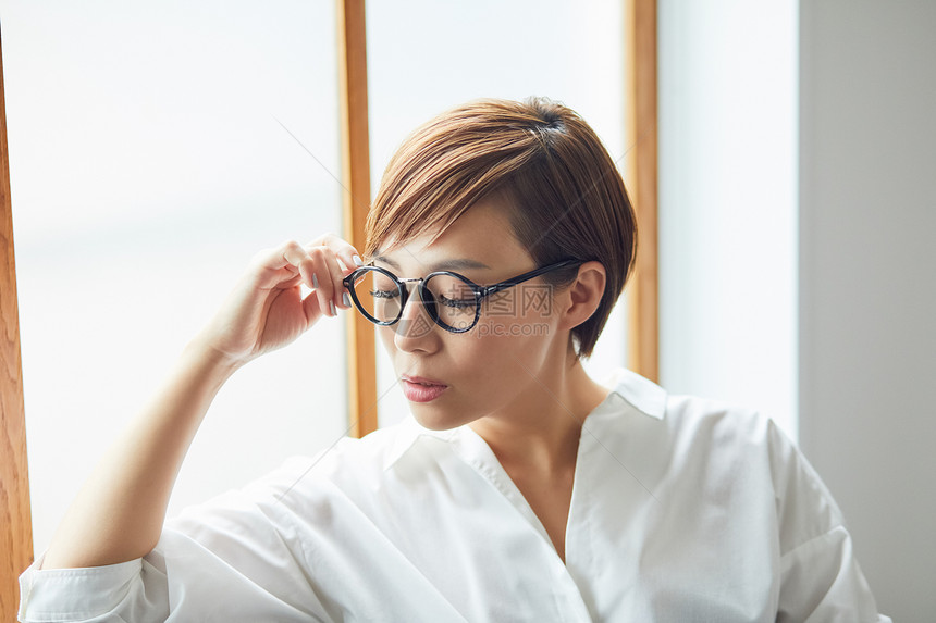 休闲女人在窗边休息图片