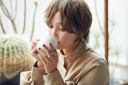 喝咖啡的短发可爱女孩图片