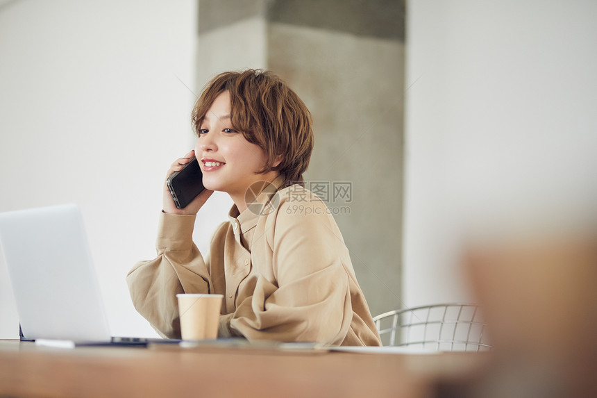 短发可爱女孩图片