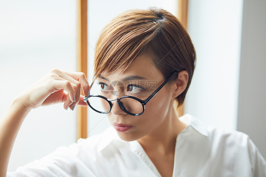 室内女性在窗边休息图片