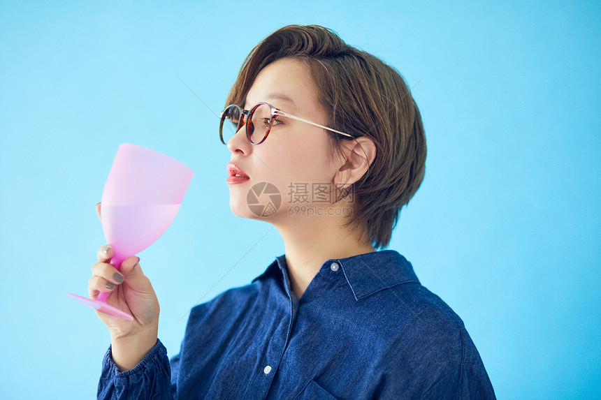 戴着眼镜的女人图片