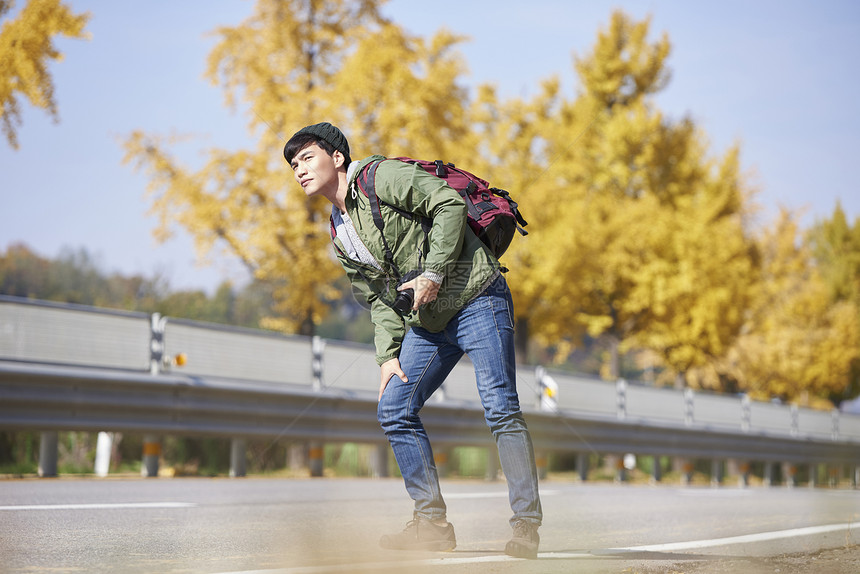 年轻男子户外野营图片