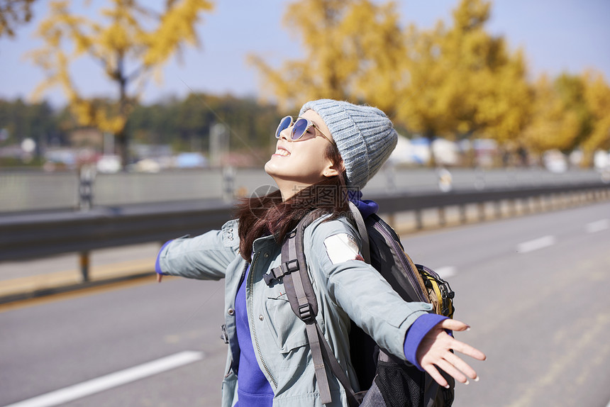 年轻女孩户外野营图片