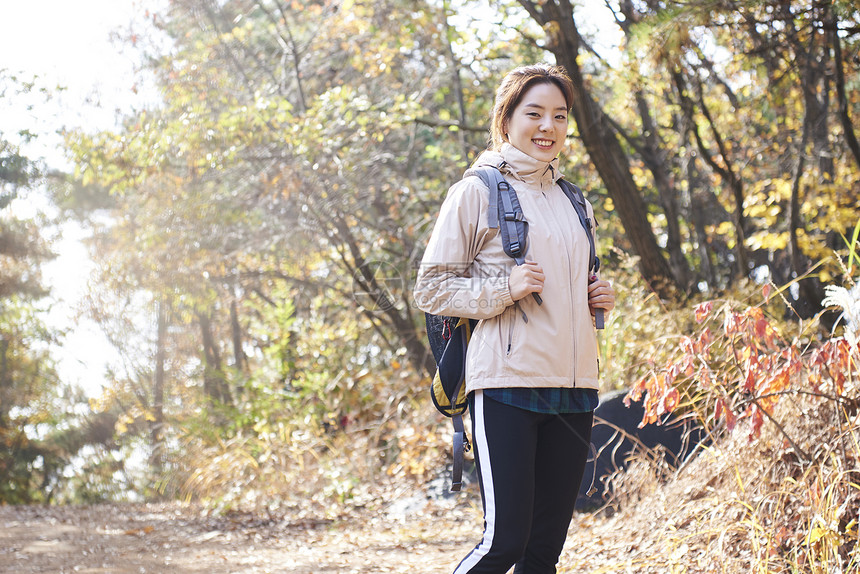 自然界迷笛新生代露营年轻女韩国人图片