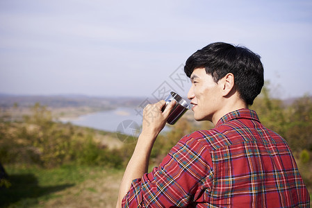 长途行走露营青年年轻人休息背景图片