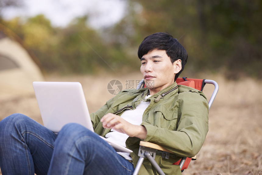 在旅途中露营的年轻人图片