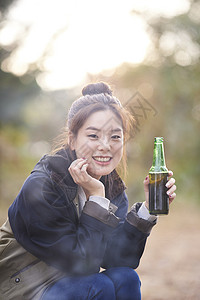 露营年轻女人喝酒享受图片