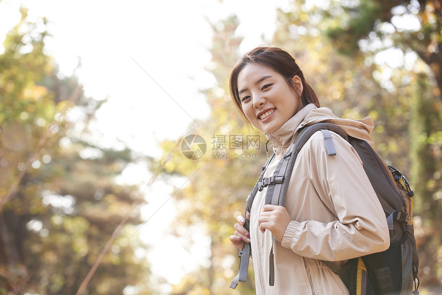 徒步登山的年轻女性图片