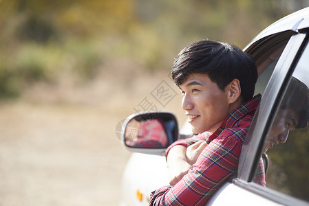 驾驶汽车的男人图片