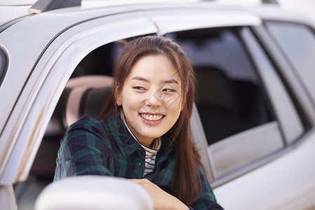 驾驶汽车的女人背景图片