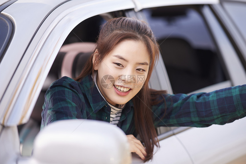 旅途中的女孩子图片