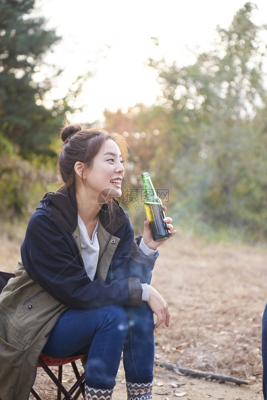 露营地喝酒的女人图片