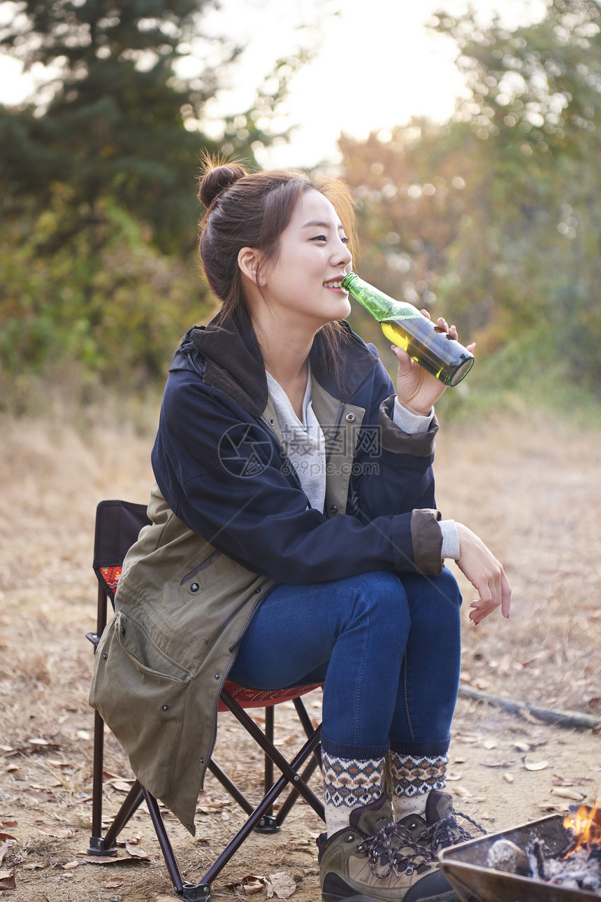 露营地喝酒的女人图片