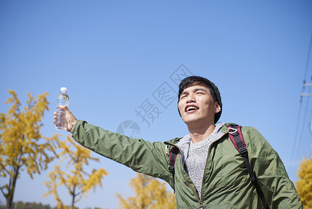 新生代露营年轻人打车图片