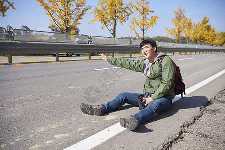 营地露营年轻人路边打车图片