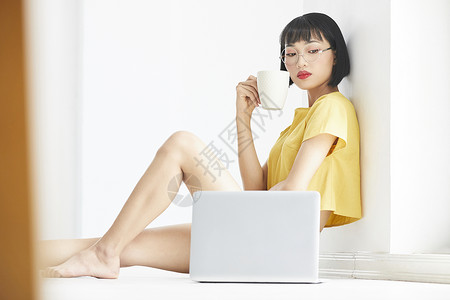 白天女人坐着休息喝茶图片