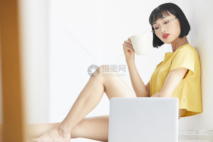 白天女人坐着休息喝茶图片