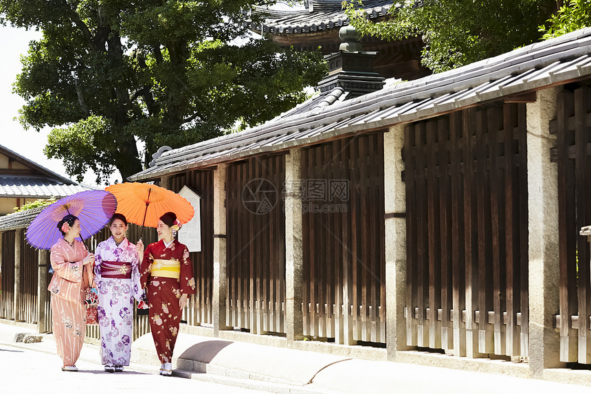 户外身穿和服的日式女性图片