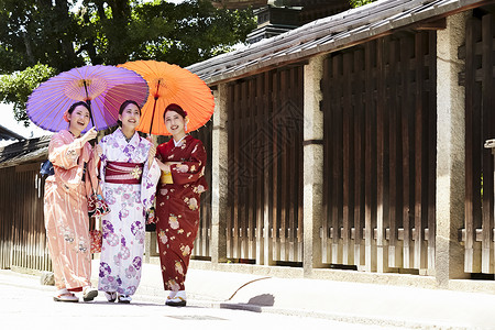 户外身穿和服散步的日式女性图片