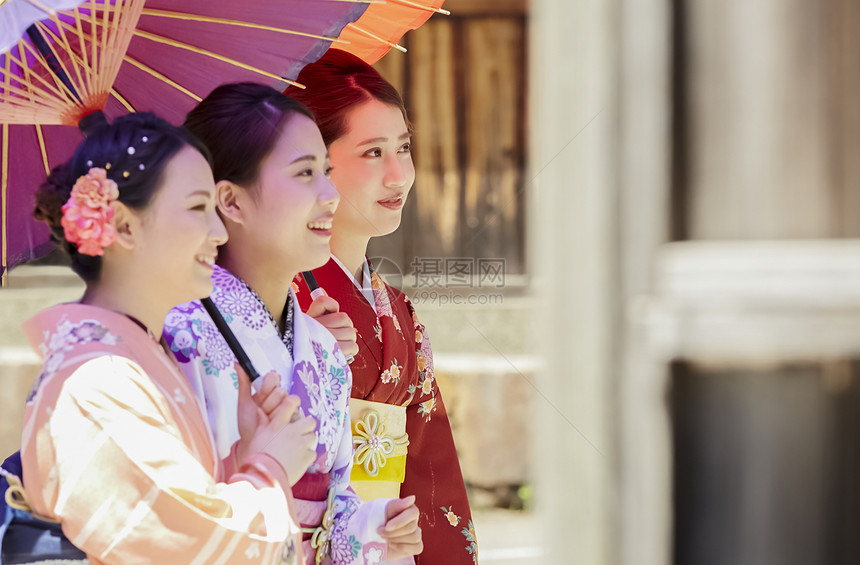 身穿和服旅游观光的女性图片