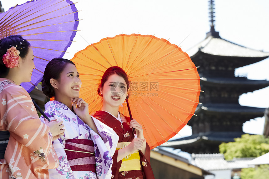 身穿和服旅游观光的女性图片