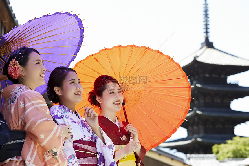 身穿和服旅游观光的女性图片