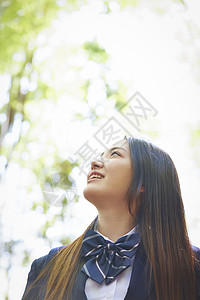 竹林路户外阳光下的高中女孩肖像背景