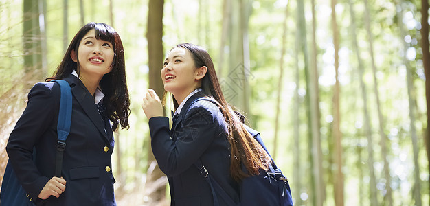 青少年散步漫步竹林图片