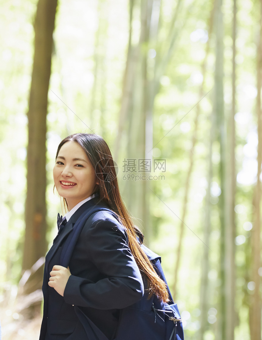高中女孩步行在竹林中图片