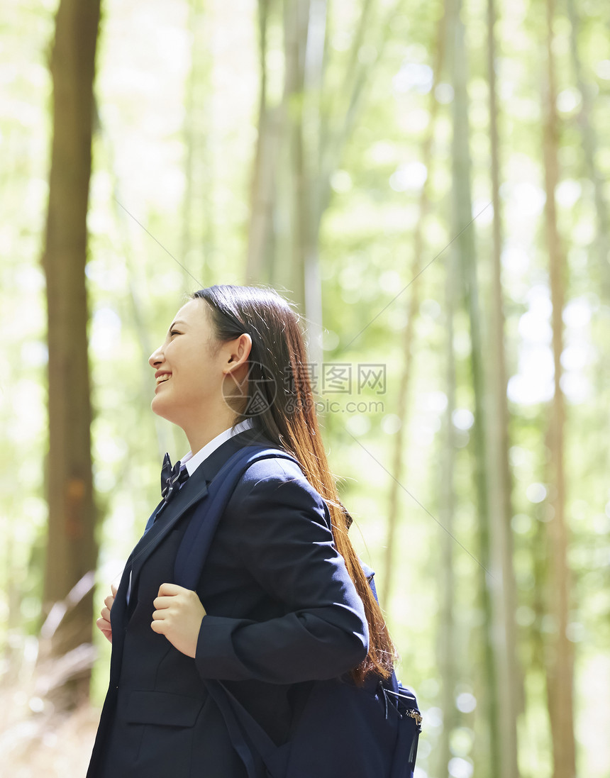 竹林中步行的女高中生图片