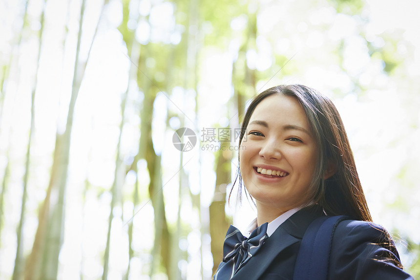 竹林中的女高中生图片