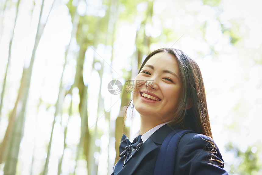 竹林中的女高中生形象图片