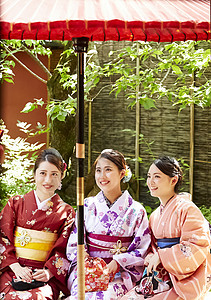 三个穿日式和服的美女图片
