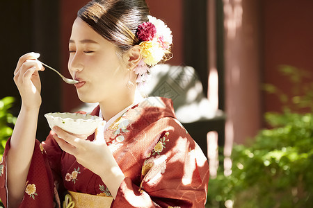 日式和服美女吃甜点背景图片