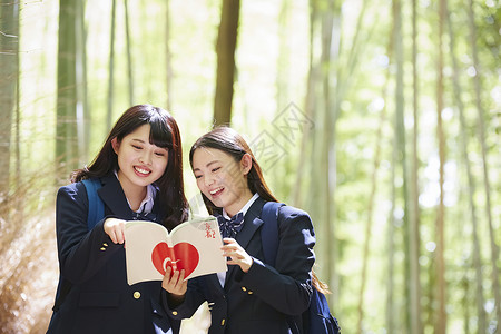 丛林里的女孩两名高中女孩在竹林里游玩背景