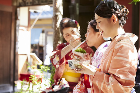 在茶馆穿和服吃甜点的三名妇女高清图片