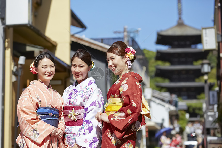 站立在街道的和服微笑的三名妇女图片