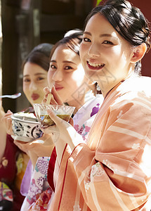 在茶馆穿和服吃甜点的三名妇女图片