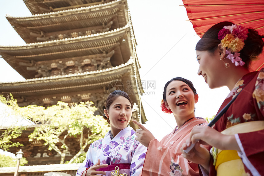 穿着和服大学生观光五层塔图片