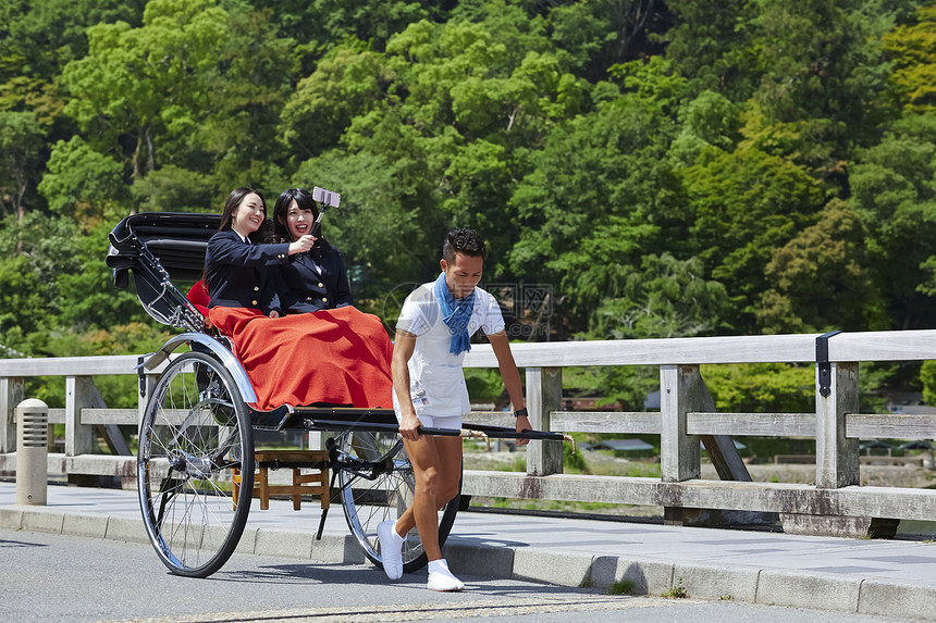 乘坐人力车的两个高中女孩图片