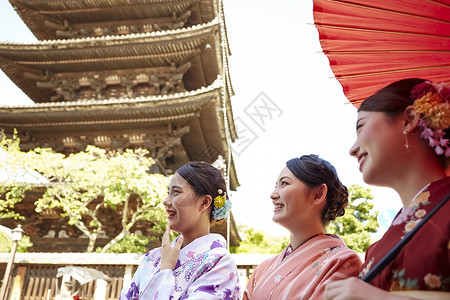 户外身穿和服旅游的女性图片