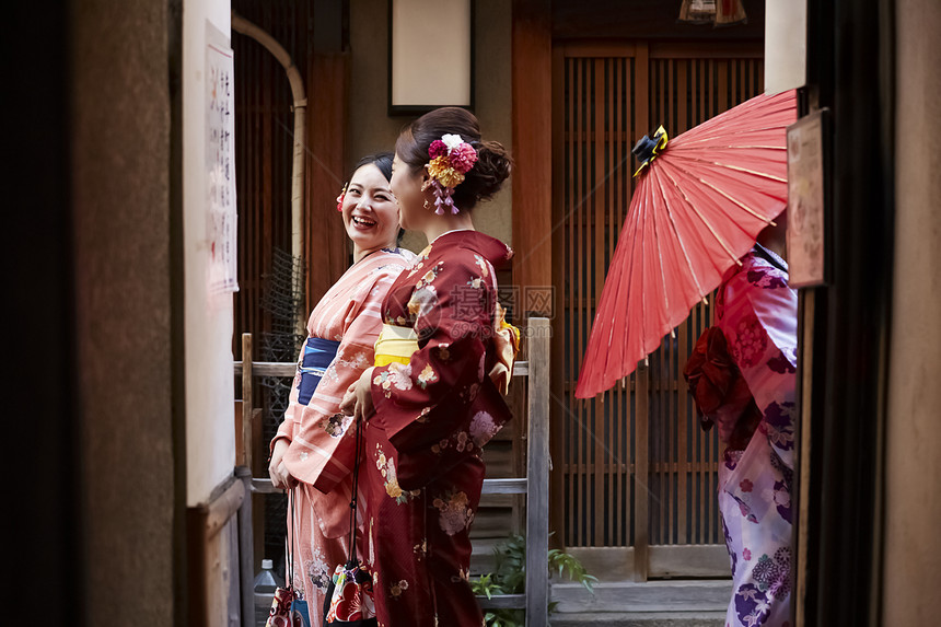 妇女穿着不同的和服在后巷游玩图片