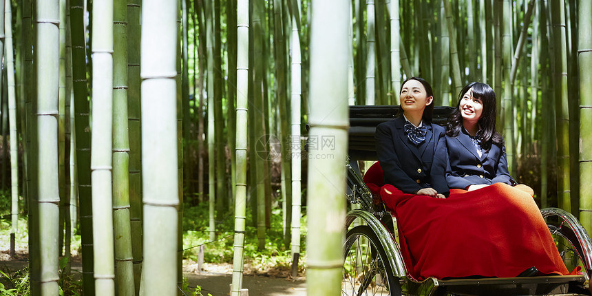 两个高中女孩乘坐人力车游玩图片