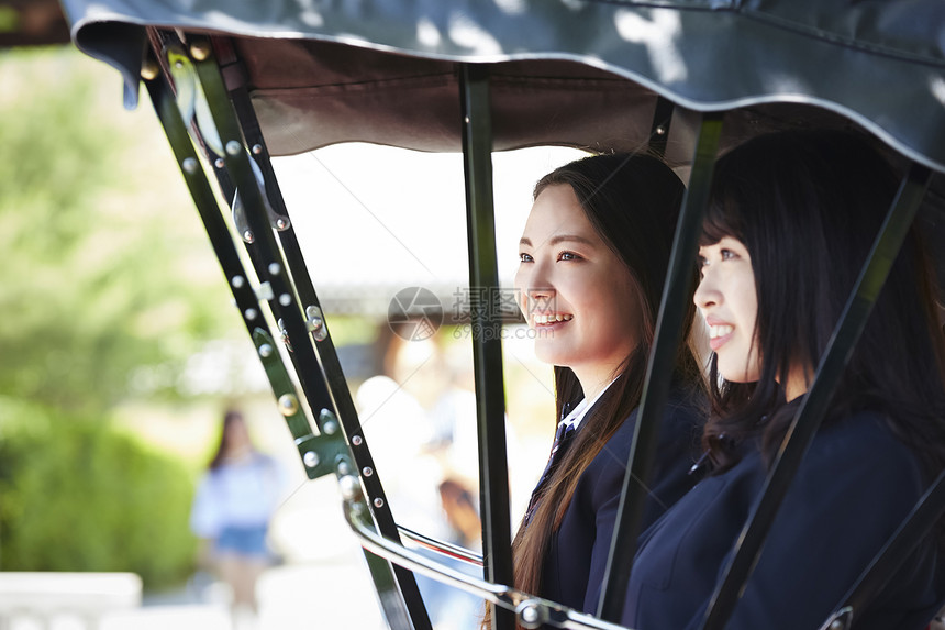 两个高中女孩乘坐人力车图片