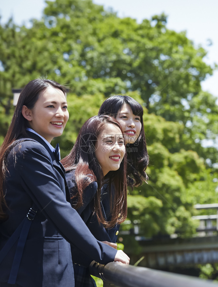 三名高中女孩靠在渡月桥看风景图片