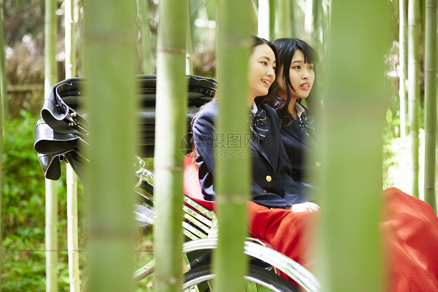 两个高中女孩乘坐人力车游玩图片