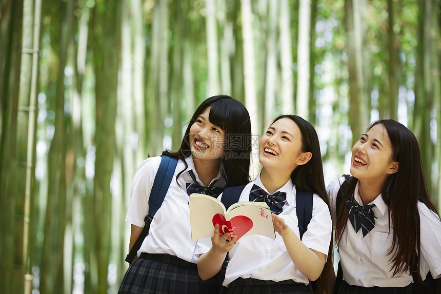 外出游玩的年轻女学生图片