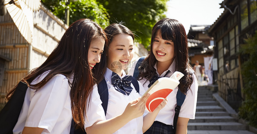 外出游玩的年轻女学生图片