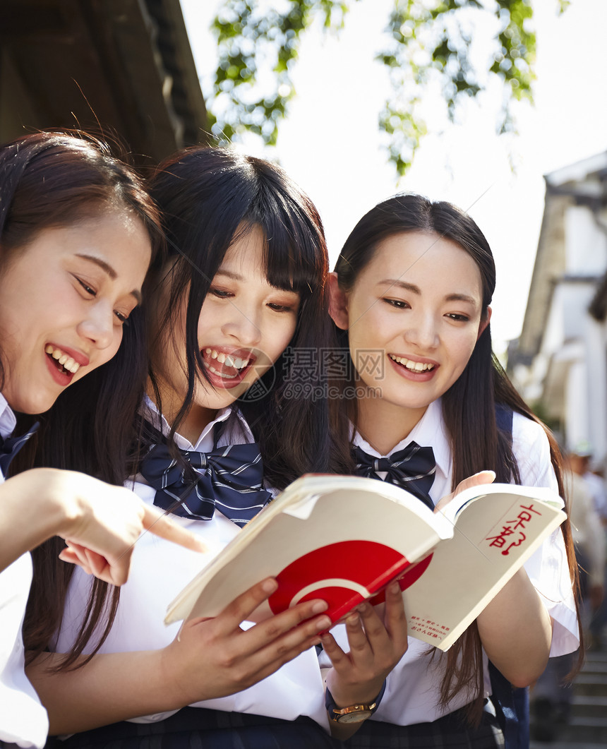 外出游玩的年轻女学生图片